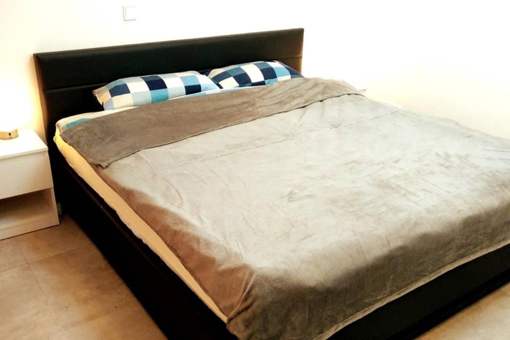 Pearl Studio Apart - King Bed - Netflix - Projector - Fast Wi-Fi Трир Экстерьер фото